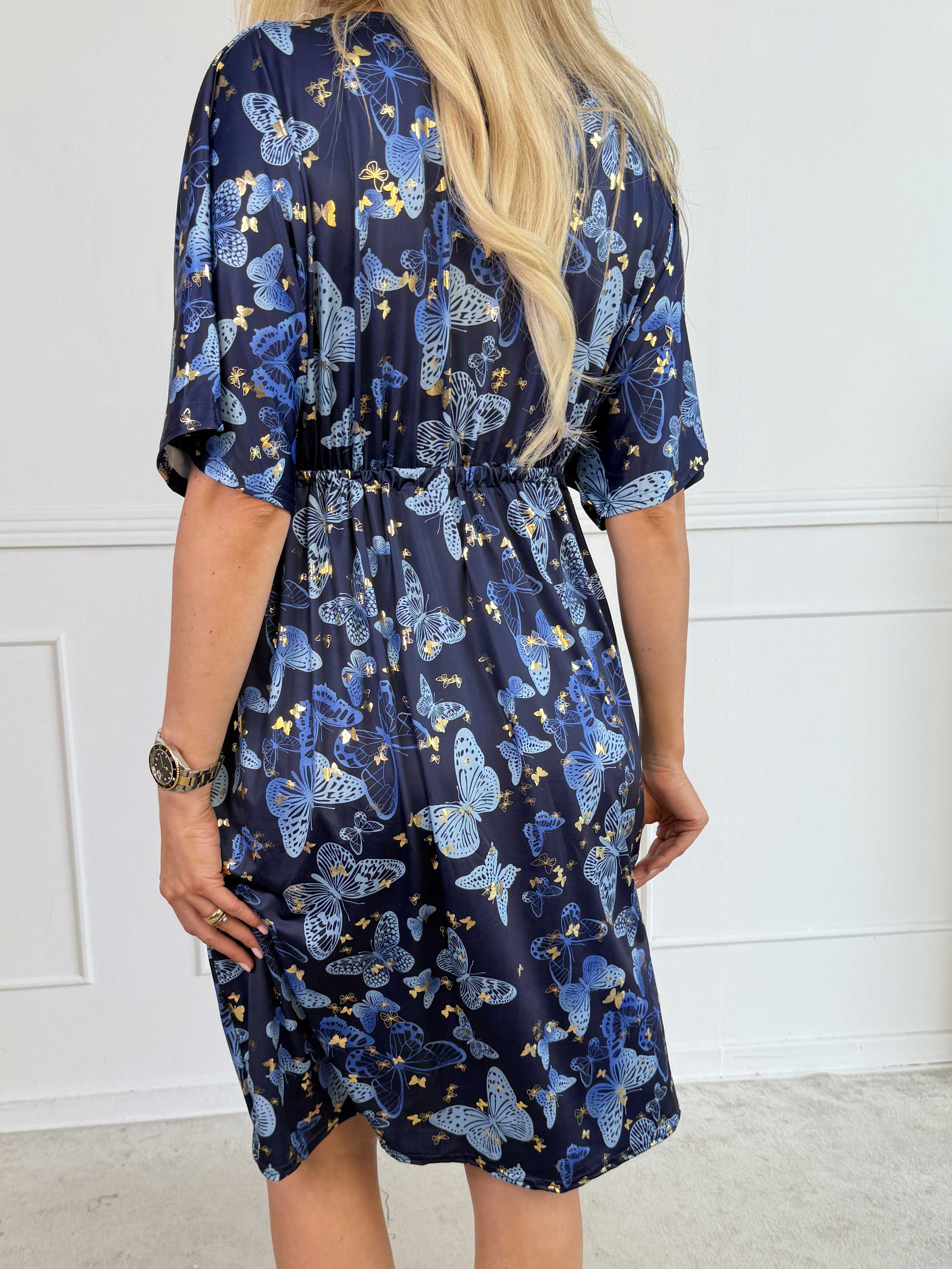 Nicolina Butterfly Short - Plus size kjole med sommerfugleprint og snøre under brystet